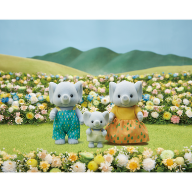 Sylvanian Families - La Famille Éléphant - 3 Figurines Articulées Avec Vêtements Amovibles - Jouet 3+ Ans