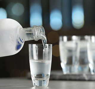 Verres de dégustation type tulipe devant un tonneau