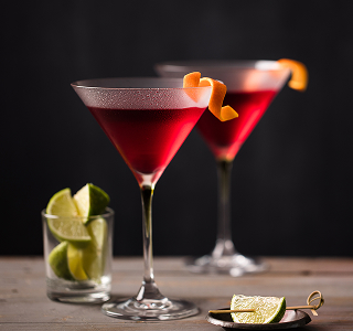 Deux cocktails Cosmopolitan dans des verres à martini avec zestes d'orange