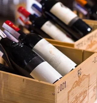 Bouteilles de vin rangées dans des caisses en bois