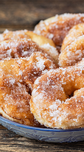 Beignets traditionnels sfenj algériens dorés et saupoudrés de sucre