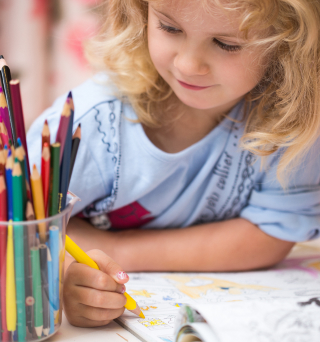 Enfant qui déssine