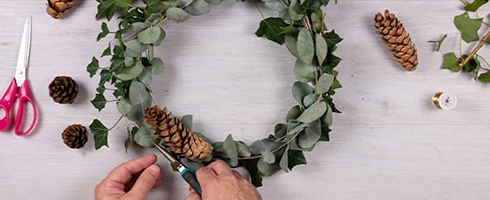 Décorer la couronne avec des éléments naturels