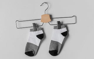 cintre, chaussettes et pinces à linges