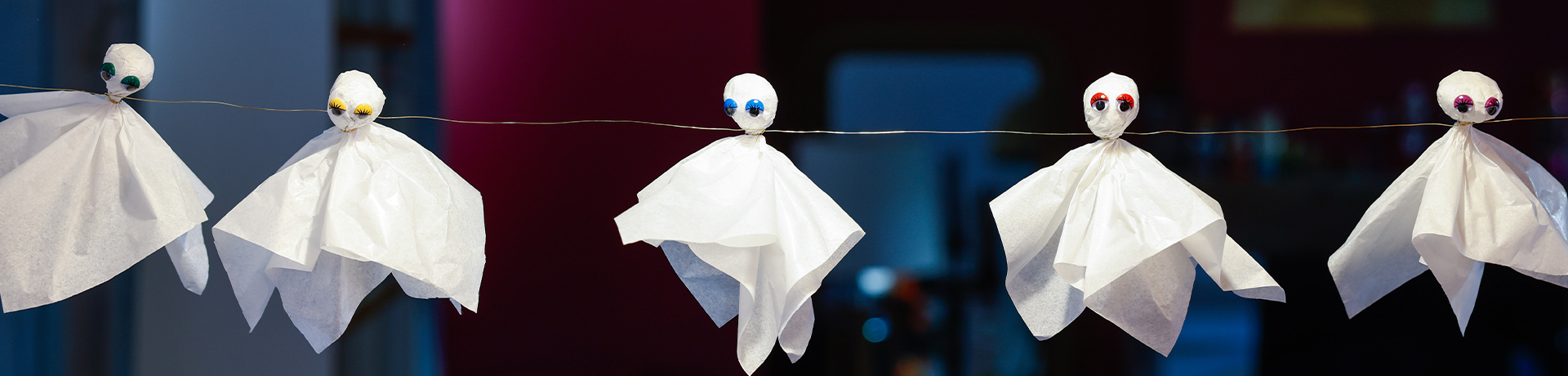 une guirlande de fantômes pour Halloween