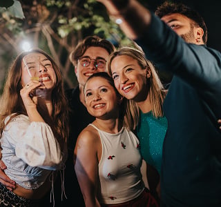 Groupe d'amis en soirée