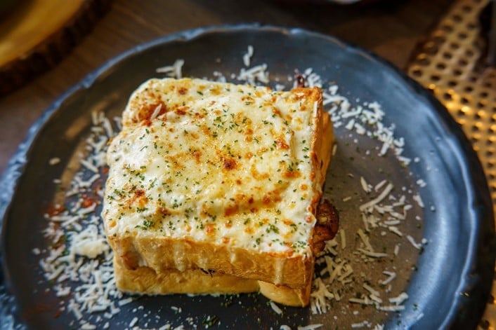 Croque-monsieur au bœuf et à la raclette