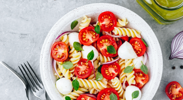Plat de pâtes avec des légumes