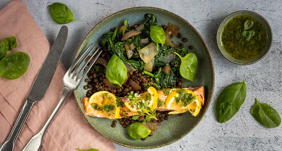 Plat de saumon avec des lentilles et des épinards