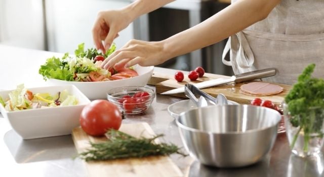 Pr&eacute;paration d'un plat familial d'&eacute;t&eacute;