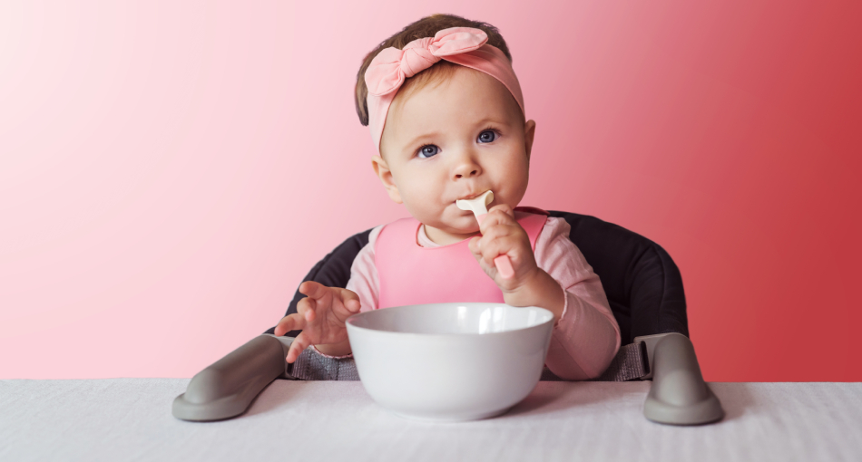 B&eacute;b&eacute; en train de manger