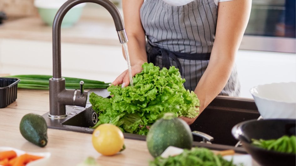 Manger des légumes feuille