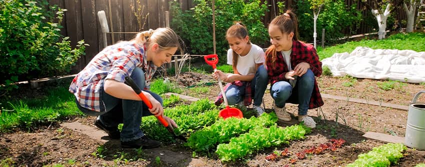 5 id&eacute;es pour jardiner en famille