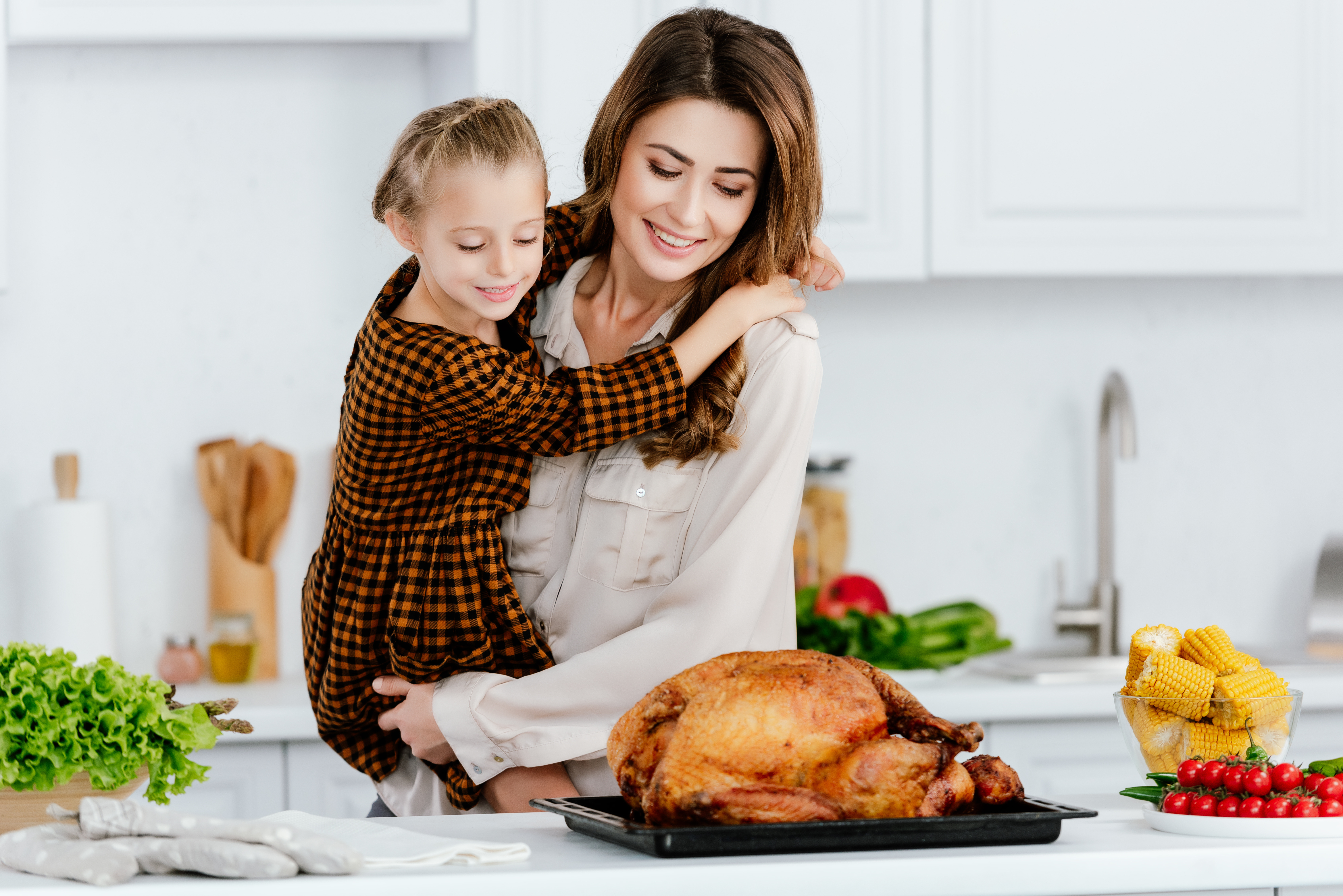 Famille dégustant une bonne dinde Famille dégustant une bonne dinde